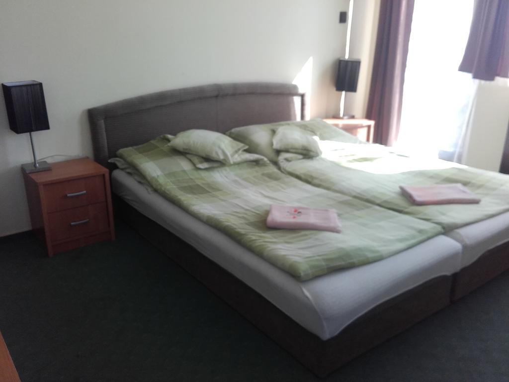 Bed and Breakfast Domino Panzio Székesfehérvár Zimmer foto