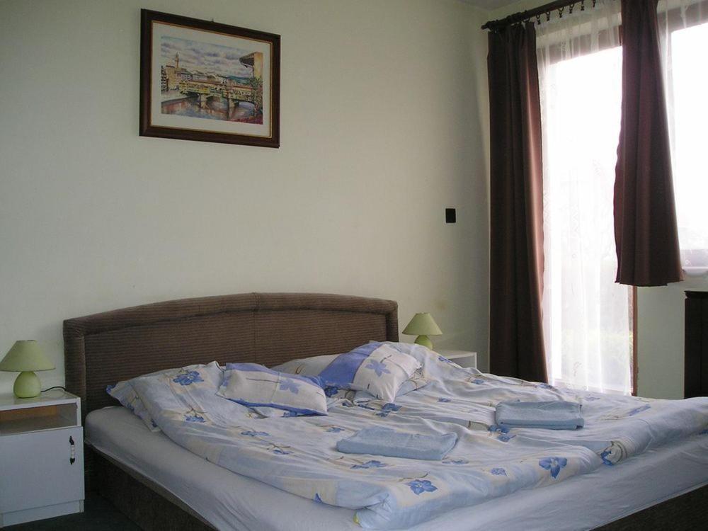 Bed and Breakfast Domino Panzio Székesfehérvár Zimmer foto